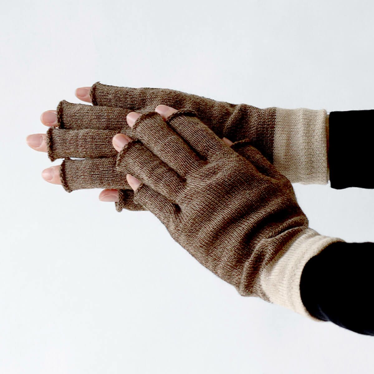 絹屋 内側シルク混 チクチクしにくい ウールハンドウォーマー | DAIGO